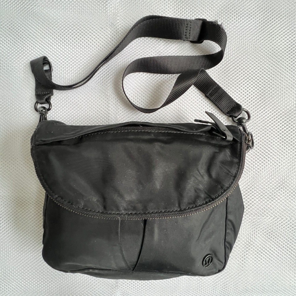 Lululemon Crossbody Bag Fold Over Top Zip Front Pocket 11” x 8” Black Nylon